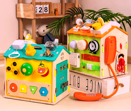 Căsuță Busy Board cu 8 funcții – Joc educativ interactiv pentru copii