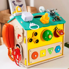 Căsuță Busy Board cu 8 funcții – Joc educativ interactiv pentru copii