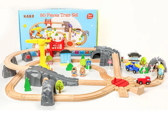 Circuit din Lemn KABI cu Trenuleț, Vehicule și Figurine – Set Educativ 80 Piese
