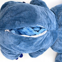 Jucarie de Plus, Ursulet Imbracat in Stitch, set cu Paturica, 55x30cm.